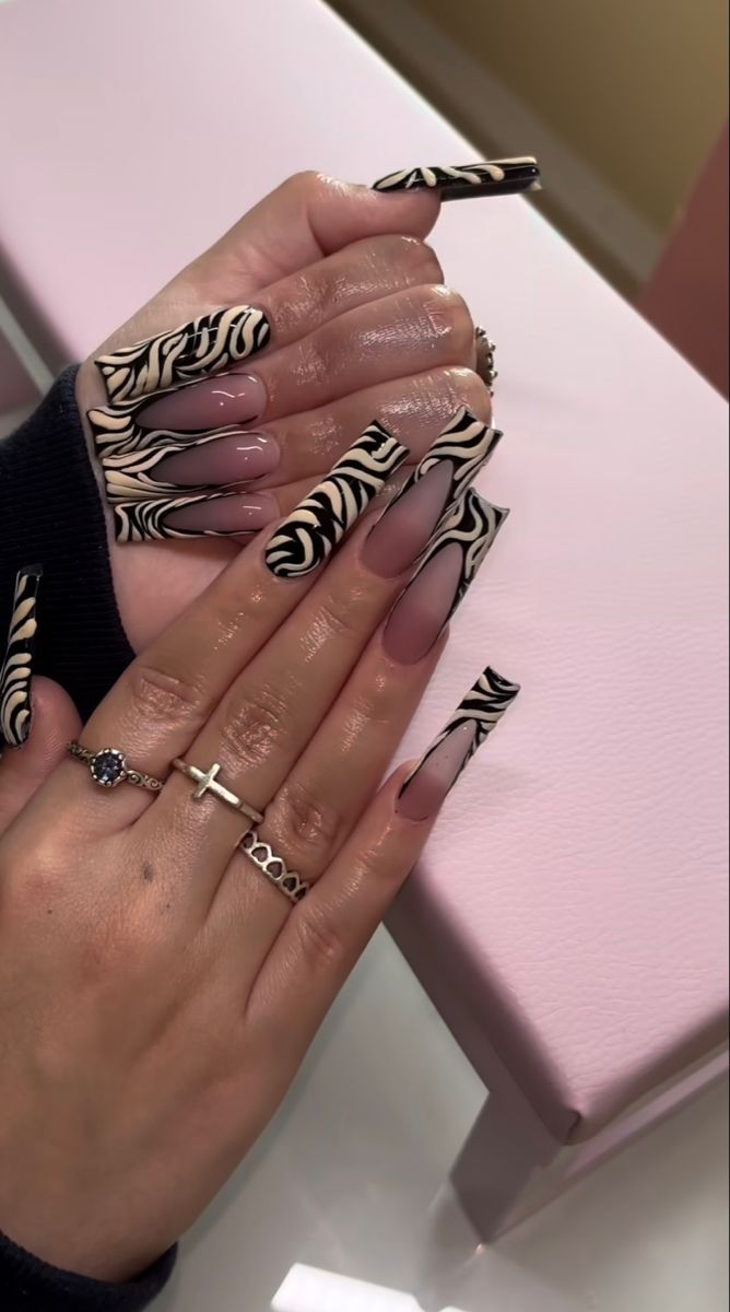 Hand Poses For Nails, Long Cheetah Print Nails, Poses To Show Off Nails, Cheetah Print Nails Acrylic Long, Nail Tech Photoshoot Ideas, Nail Art Long Nails, Cheetah Print Nails Y2k, Y2k Nails Cheetah, Leopard Print Nails 2000s