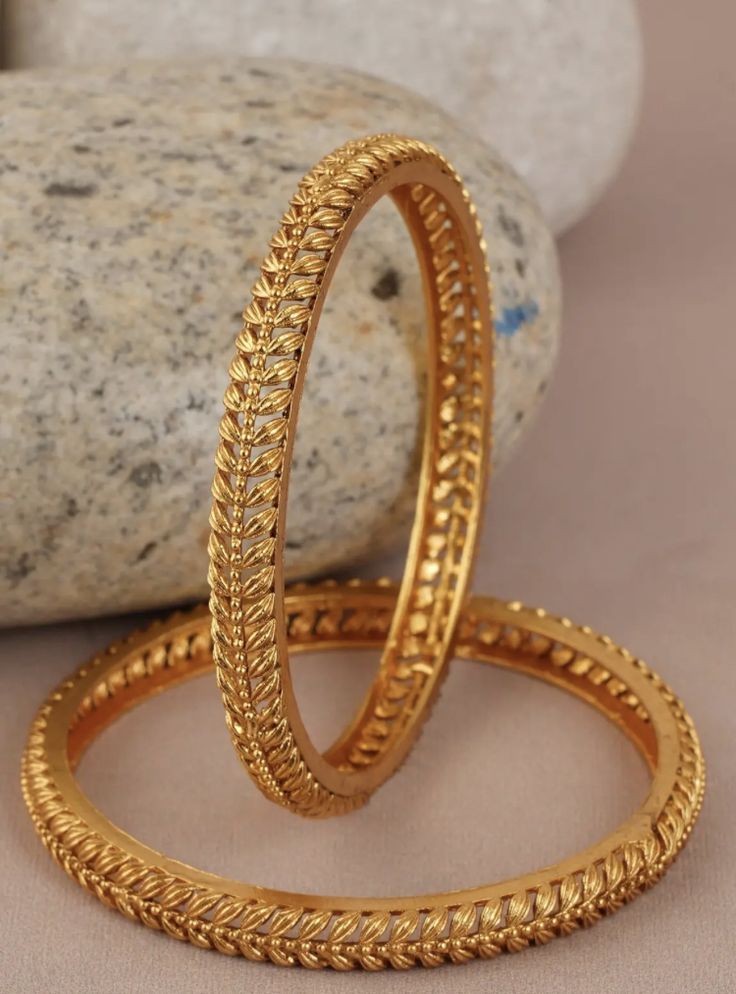 Bangle Set Gold Design, 2 Bangles Set Gold, Bengals Gold Jewellery, Unique Bangle Designs Gold, Bangle Designs Gold Indian, Bangles Jewelry Designs Gold Antique, Good Bangles Design, Golden Bangles Indian Design, Golden Bangles Design