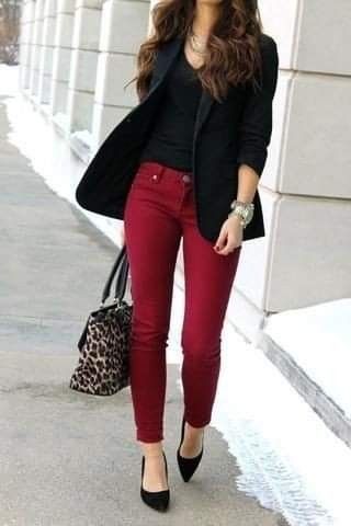 Burgundy Pants Outfit, Outfit Pantalon, The Asterisk, Red Pants Outfit, Casual Corporate, Burgundy Pants, Business Casual Outfits For Women, Blazer Outfit, Business Casual Outfits For Work