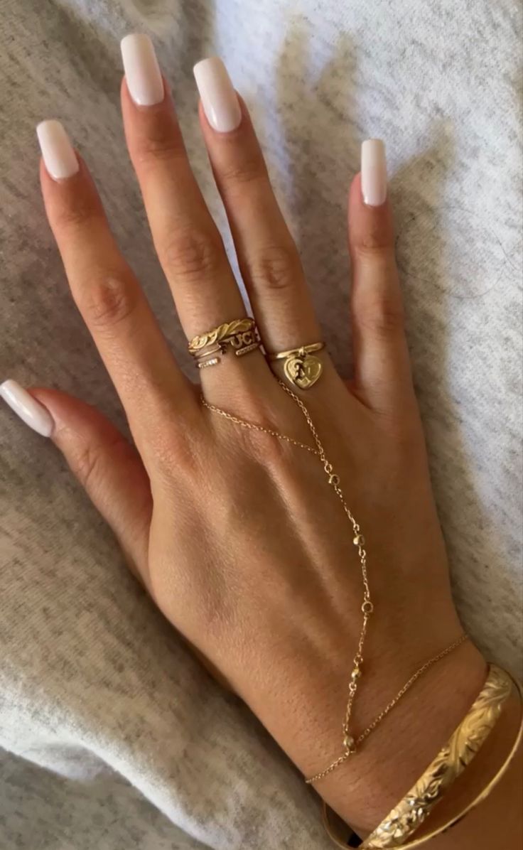 Elegant Gold Jewelry Aesthetic, Bracelet And Rings Aesthetic, Hands With Jewelry Aesthetic, Vintage Jewelry Dainty, Bracelet And Ring Combo, Bracelet And Ring Stack, Hand Harness Jewelry, Gold Hand Chain For Women, Hand Gold Jewelry