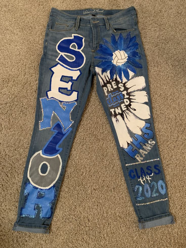 Homecoming Jeans Sprit Jeans Homecoming, Customized Senior Jeans, Jean Senior Painting, Class Of 2024 Painted Jeans, Painted Jeans For School Spirit, Home Coming Painted Jeans, Senior 2023 Jeans, Homecoming Spirit Day Outfit, Celeberty Day Spirit Week Ideas