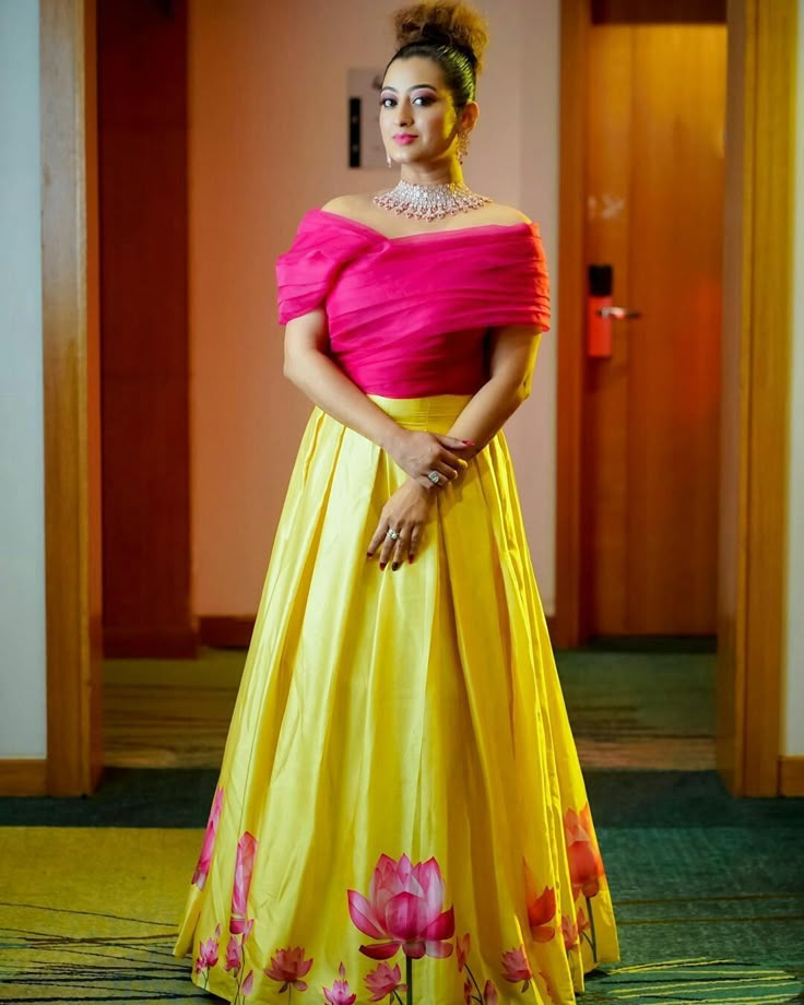 Hand Painted Skirt Indian, Fabric Painting On Lehanga, Hand Painted Lehenga Designs, Hand Painted Lehenga, Gold Blouse Designs, Exclusive Saree Blouse Designs, Lehenga Choli Design, Thanjavur Painting, Haldi Dress