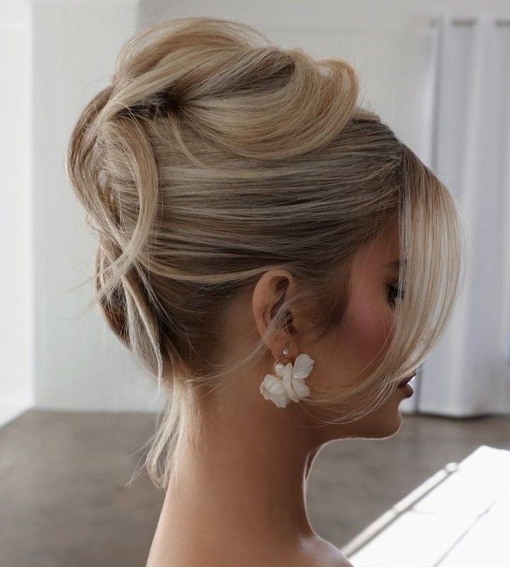 Balayage Bride Wedding Hairstyles, Bridal Soft Updo, Out Of Face Wedding Hairstyles, Glam Up Dos Hairstyles, Blonde Hair Updo Wedding, Classy Bridal Hair Updo, Veil With French Twist, Elegant Wedding Hairstyles Updo, Elegant Wedding Updo With Veil