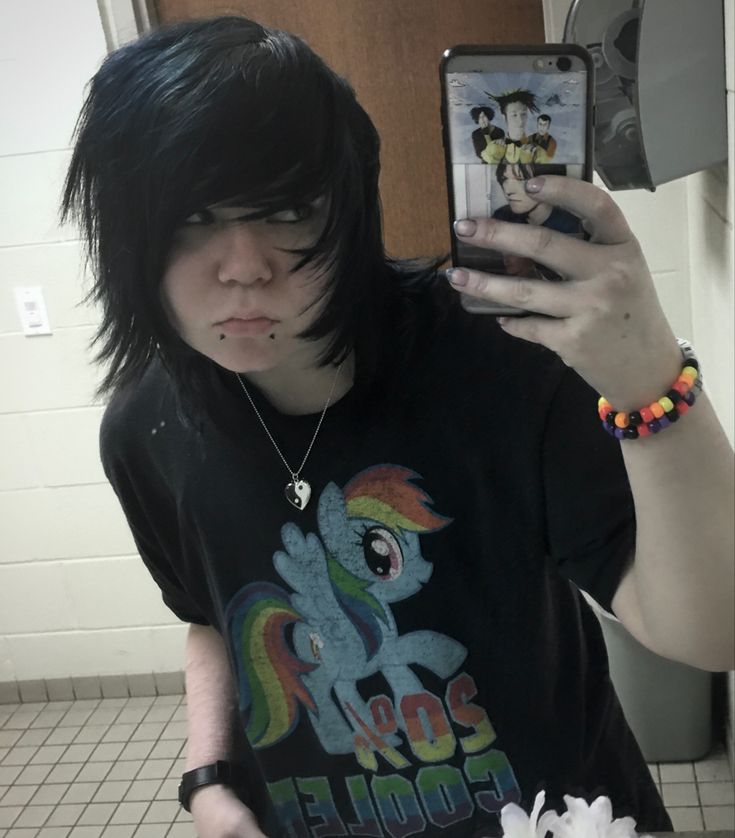 2000s Emo Boy, Scene Emo Fashion, Scene Haircuts, Emo Boy Hair, 2000s Boys, Emo People, Emo Scene Hair, Scene Boys, 2000s Emo