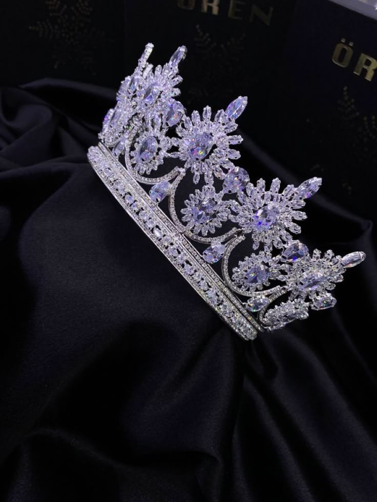 Quince Crowns Silver And Purple, Lavender Crown Quince, Purple Tiara Aesthetic, Crowns For Quinceanera, Lilac Crown, Sweet 16 Crowns, Quince Crowns, Quince Crown, Lavender Quinceanera