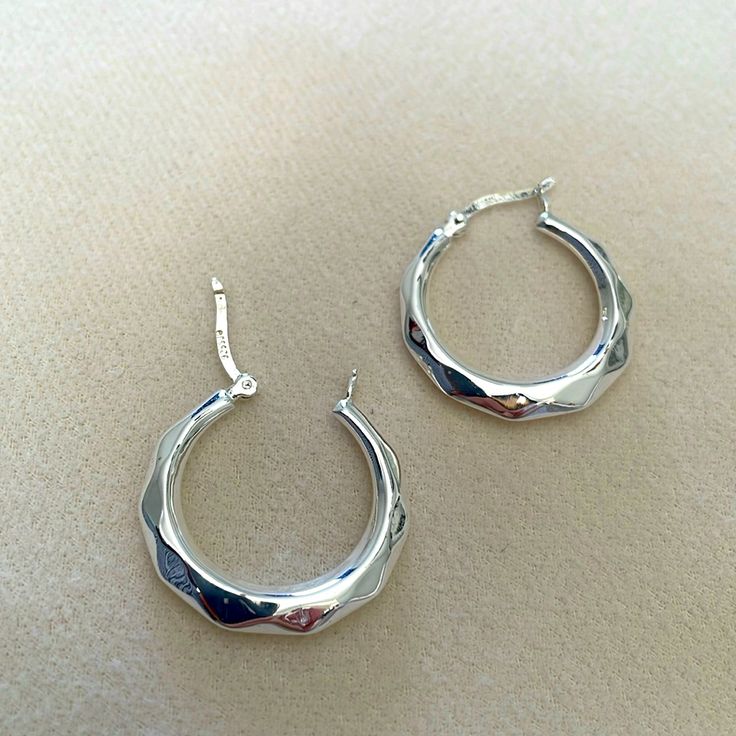 Lovely Diamond Textured 1 Inch Sterling Silver Hoop Earrings. Never Worn. Silver Circle Earrings Tarnish Resistant, Silver Tarnish-resistant Circle Earrings, Silver Sterling Silver Hoop Earrings Tarnish Resistant, Silver Sterling Silver Tarnish-resistant Hoop Earrings, Silver Tarnish-resistant Sterling Silver Hoop Earrings, Silver Sterling Huggie Earrings With Shiny Finish, Gift Polished Metal Hoop Earrings, Small Hoop Earrings With Polished Finish As Gift, Small Polished Hoop Earrings As A Gift