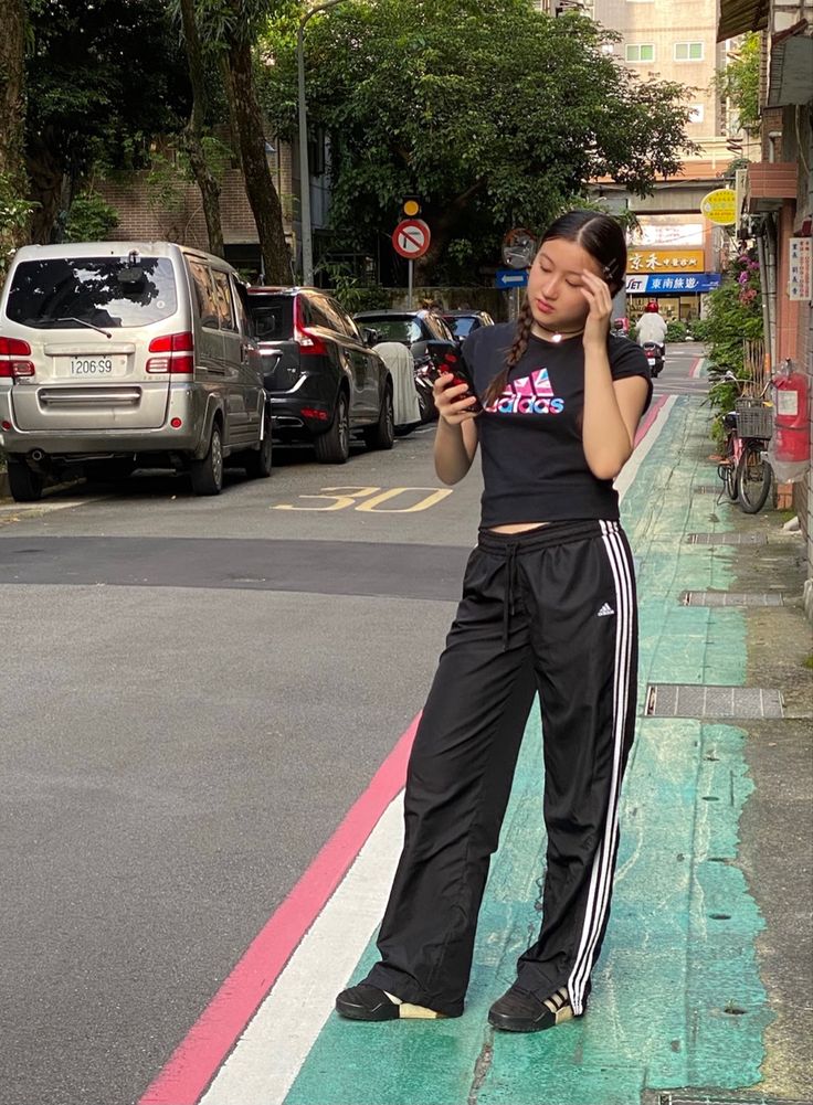 Adidas Trackpant Outfit Street Styles, Black Adidas Track Pants Outfit, Black Track Pants Outfit Women, Trackpants Adidas Outfit, Adidas Joggers Outfit Women, Black Adidas Pants Outfits, Baggy Gym Outfit, Black Track Pants Outfit, Adidas Joggers Outfit