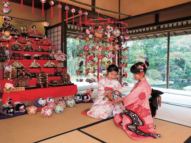 Every year on Mar. 3, the Hina (Doll) Festival is held to pray for the health of young girls. (It is also known as Momo no Sekku, an auspicious date that traditionally marks the coming of spring.) The custom is said to have begun in the Heian era (794-1185) when people would try to drive away evil spirits by transferring them to dolls. Although the custom varies throughout Japan, families with young girls still display dolls even today. Dolls are set up on Feb. 4, a date known as risshun (“o... Girls Day Japan, Tokyo Asakusa, Japanese Party, Matsuri Festival, Hina Matsuri, Hina Dolls, All About Japan, Japan Holidays, Japanese Festival