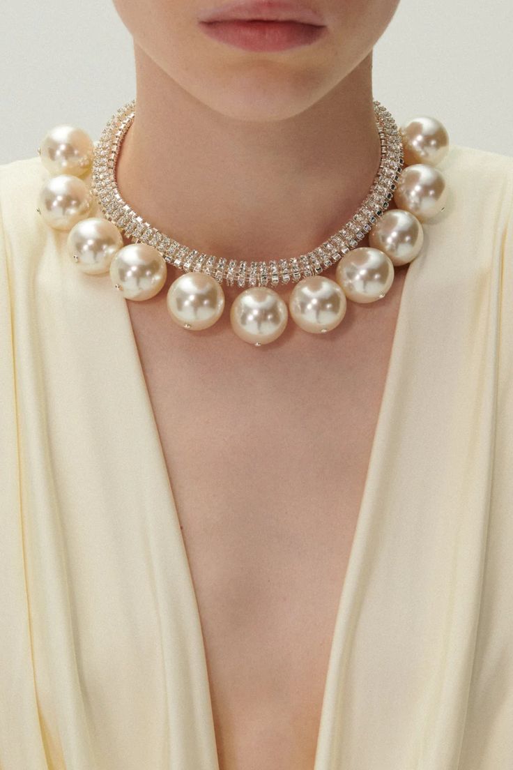 The oversized pearls positioned along the crystal mesh, enhance the necklace's visual impact. The thick strand crystal necklace has become a beloved element of previous collections. Hypoallergenic Plated Brass Faux Pearls Crystals Interested in this or something similar? Contact our jewelry concierge at 512-347-9488. All jewelry and accessories are considered final sale and may not be returned or exchanged. PLEASE NOTE ALL SALE ITEMS ARE FINAL SALE Simple Cat Makeup, Wearing Pearls, Ruby And Diamond Necklace, Necklace With Pearls, Hairstyles With Glasses, Chunky Pearls, High Fashion Jewelry, Bridal Pearl Necklace, Magda Butrym