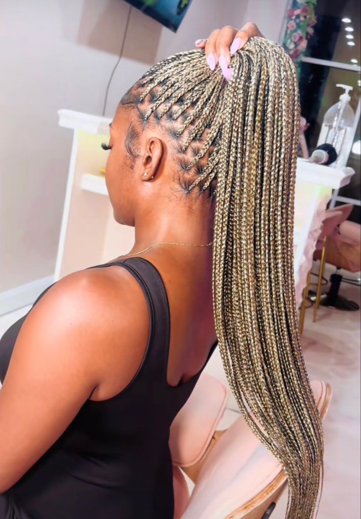 1b 27 And 613 Knotless Braids, Ashy Blonde Knotless Braids, Brown Blonde Mix Knotless Braids, Blonde Braids Mixture, Summer Braid Colors For Black Women, Balayage Knotless Braids, 1b/27/613 Braids, Small Box Braids Blonde, 613 Mixed Knotless Braids