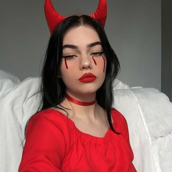 Carnaval Make-up, Maquillage Halloween Simple, Makeup Clown, Devil Makeup, Halloweenský Makeup, Cute Halloween Makeup, Devil Halloween, Devil Costume, Homemade Halloween Costumes