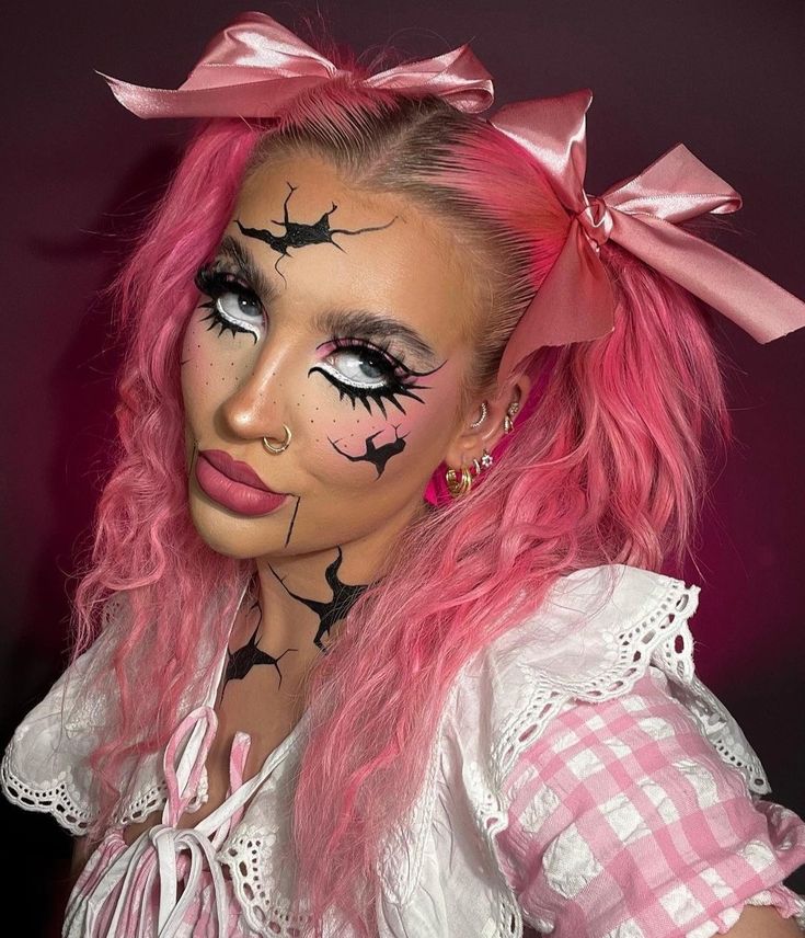 Halloween Makeup Pink Hair, Pink Zombie Makeup, Barbie Make Up Halloween, Pink Wig Costume Ideas, Scary Doll Makeup Easy, Doll Outfit Halloween, Barbie Halloween Costume Scary, Dummy Halloween Makeup, Bratz Halloween Makeup