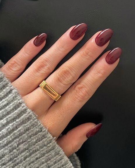 Round Maroon Nails, Burgundy Sns Nails, Short Oval Burgundy Nails, Round Burgundy Nails, Fall Nails Maroon Burgundy, Oval Burgundy Nails, Red Fall Nails Ideas, Round Nails Fall, Winter Nails Neutral