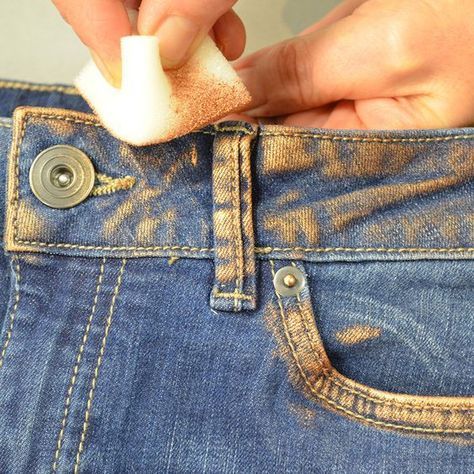 6 DIY Denim Printing Techniques You Can Try While In Quarantine – Threads – WeRIndia Gold Jeans, Diy Jeans, Clothes Pants, Metallic Jeans, Painted Denim Jacket, Denim Inspiration, American Jeans, Jean Pockets, Painted Jeans