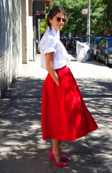 Leandra Medine | #leandramedine #themanrepeller #streetstyle #blogger #bloggothek Leandra Medine Style, Full Skirts, Teen Top, Bohol, Red Skirt, Mode Casual, Red Skirts, Mode Inspo, Looks Style