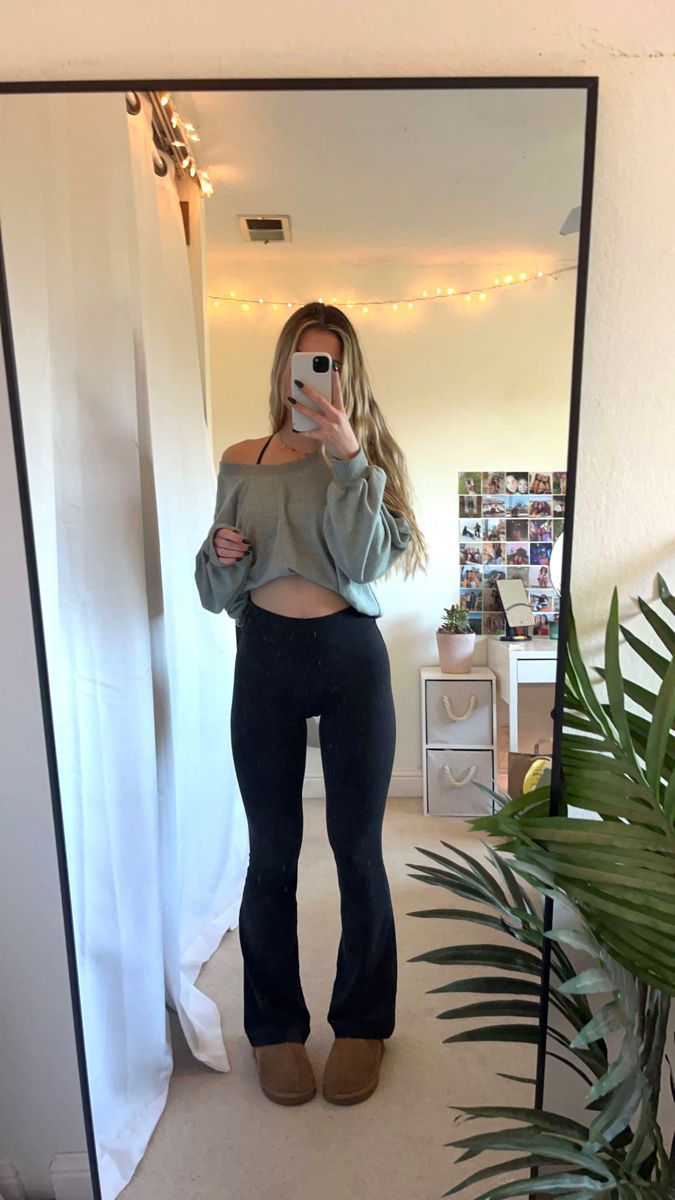 winter outfit, comfy outfit, casual outfit Comfy Wear Aesthetic, Basic Outfit Inspo Casual, Cozy Outfit For School, Cozy Basic Outfits, Bday School Outfit, Cute Outfits Clean Girl, Cute Comfy Outfits With Flare Leggings, Outfit Inspo Flared Leggings, Girly Basic Outfits