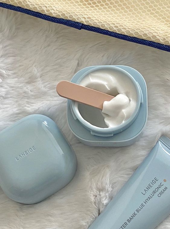 LANEIGE Water Bank Blue Hyaluronic Cream Moisturizer: Hydrate and Nourish Laneige Water Bank Blue Hyaluronic, Laneige Water Bank, Skincare For Oily Skin, Skin Care Product, Pretty Skin Care, Skincare Aesthetic, Pretty Skin, Body Skin Care Routine, Glass Skin