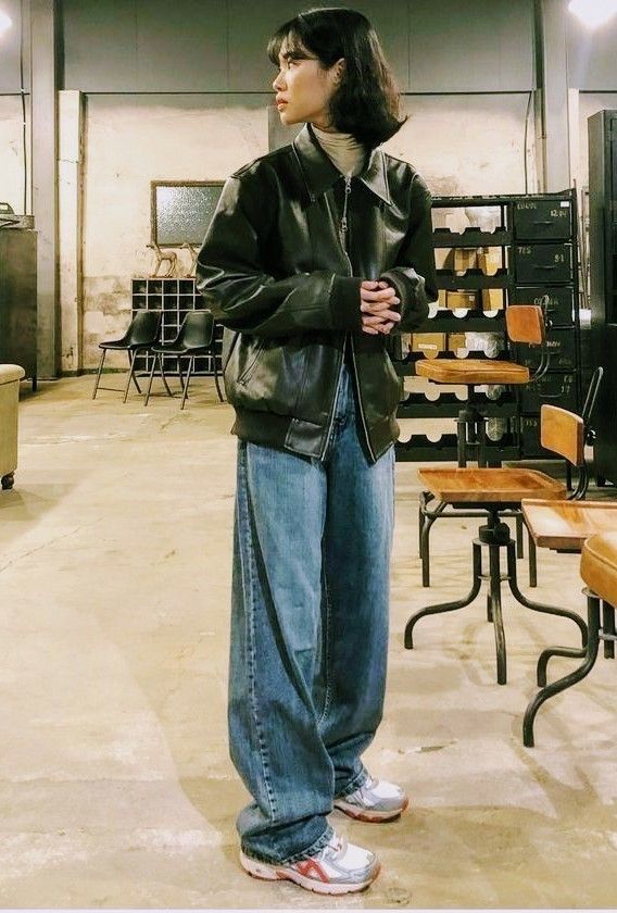 Leather And Jeans Outfit, Cargo And Leather Jacket, 90s Outfit Leather Jacket, Outfit Inspo With Leather Jacket, Leather 90s Outfit, Loose Cargo Jeans Outfit, Winter Fits Leather Jacket, Leather Jacket And Cargo Pants, Jean And Leather Jacket Outfit