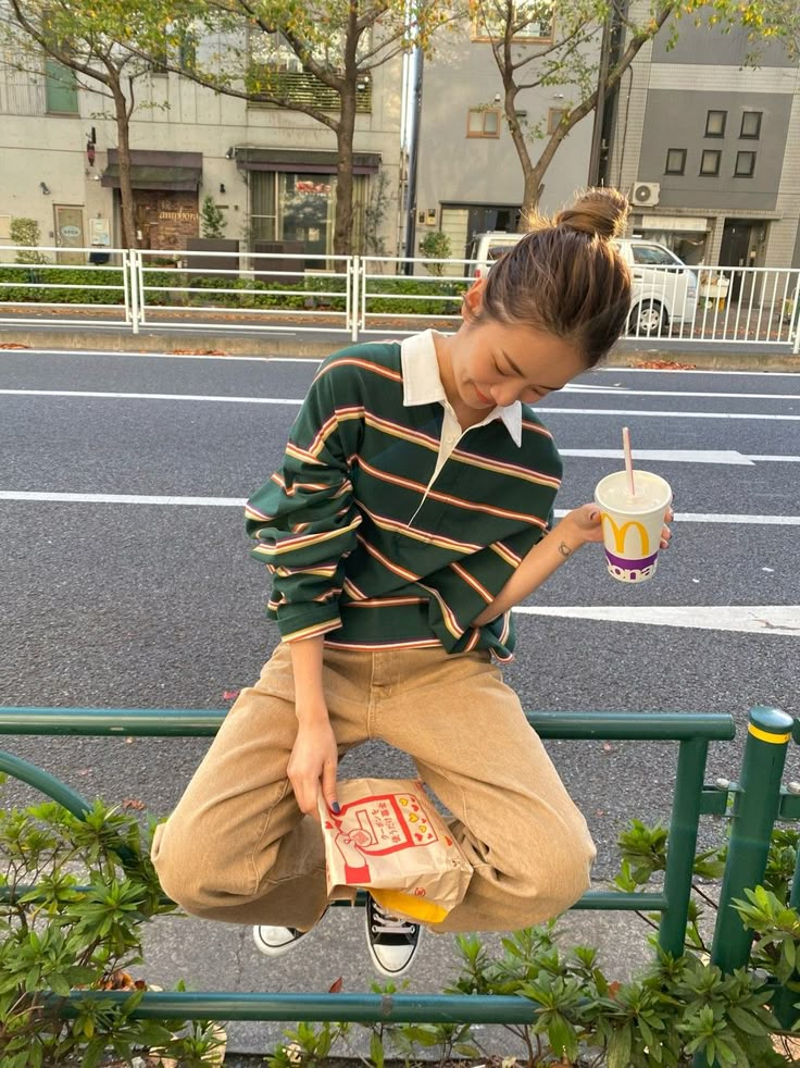 Retro Polo Outfit Women, Varsity Style Long Sleeve Graphic Top, Checkered Polo Outfit Women Korean, Long Sleeve Polo Outfit Women's Korean, Stripe Overload Polo, Converse Fits, Streetwear Fall, Simple Casual Outfits, Outfit 90s