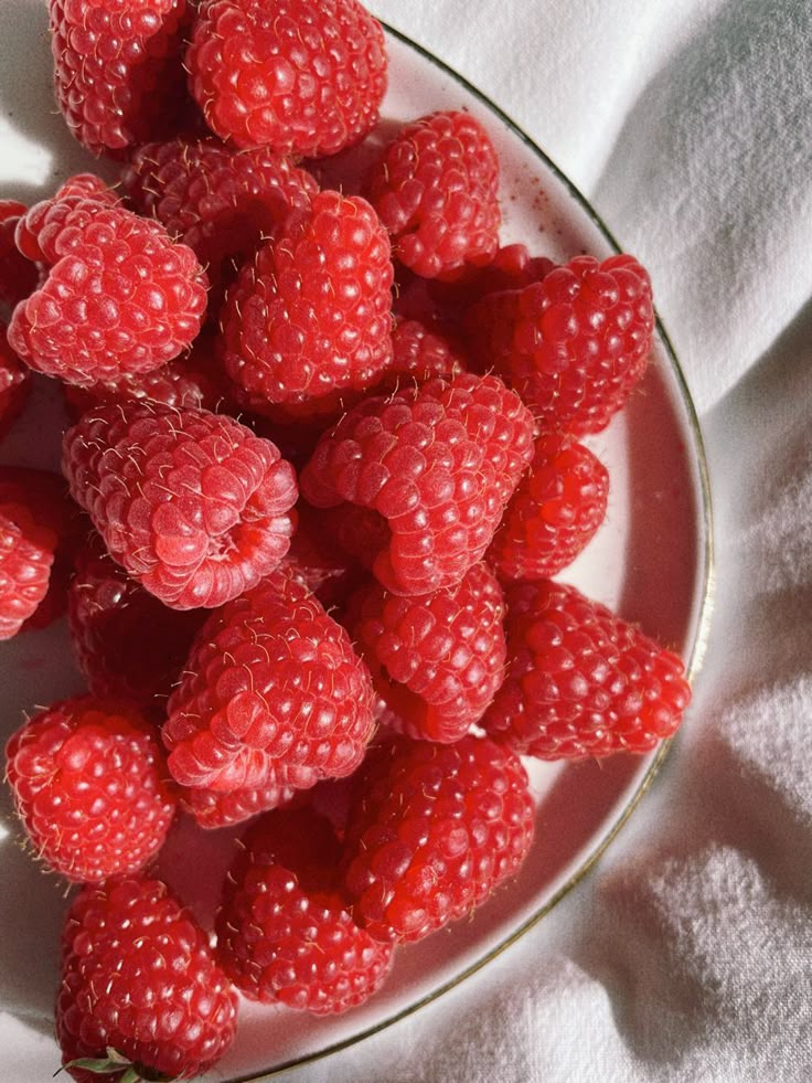 summer tasty yammy food berry berries raspberry raspberries fresh healthy red Red Berries Aesthetic, Rasberries Aesthetic, Raspberries Photography, Raspberries Aesthetic, Aesthetic Raspberry, Raspberry Aesthetic, Berries Aesthetic, Berry Aesthetic, Red Foods