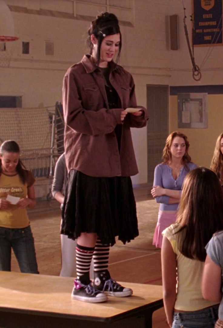 And, for edgier individuals, this Converse and stripy socks combination. 20 Outfits From "Mean Girls" That No One Would Ever Wear Now Janice Mean Girls, Mean Girls Janis, Mean Girls Aesthetic, Mean Girls Outfits, 20 Outfits, Quoi Porter, Estilo Punk, Swaggy Outfits, Alternative Outfits