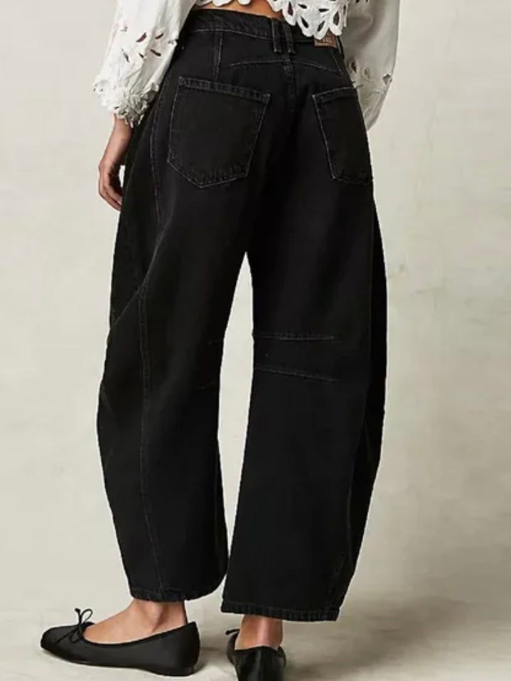 Jeans is a universal, versatile, comfortable and commonly used garment. It has been part of our closet for many years and it never goes out of style. We can find different styles to use it and combine it with any trend that is in fashion. If it is fashion and trend, this comfortable oversized baggy pants is perfect for you. It has front and back pockets, zip closure, high cut, to the ankle. It has a European and casual style. High rise. Ankle length. Zipper close. 100% cotton. Color may be lighter or darker depending of the device it is displayed. High Heel Wedges Platform, Black Baggy Jeans, Barrel Jeans, Visor Sunglasses, Romper And Jacket, Vest Blazer, Faded Jeans, Baggy Pants, Baggy Pant