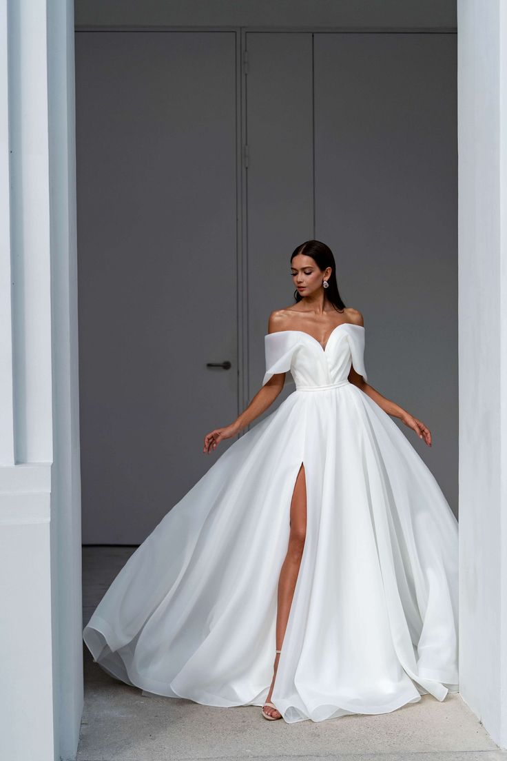 Strapless a line wedding dress Organza Ball Gown Wedding Dress, Bridal Silhouette, Big Ballroom Wedding Dress, Wedding Dress Full Skirt, Elegant Wedding Dress With Bow, Bow Wedding Dresses, Prettiest Wedding Dress, Glam Wedding Dresses, Princess A Line Wedding Dress