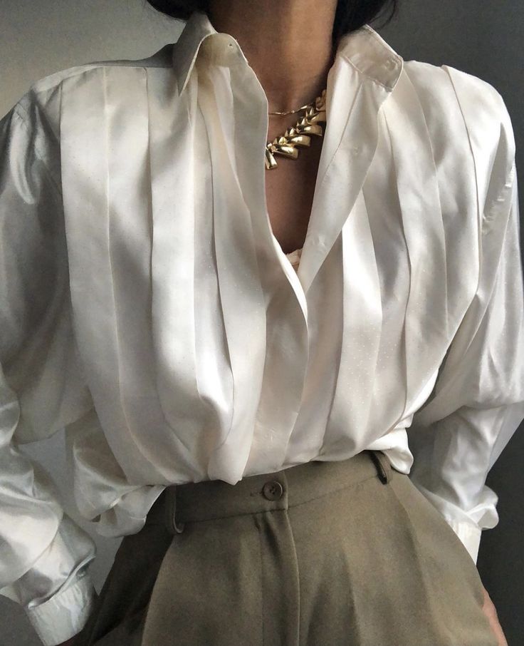 White Striped Shirt Outfit, Blogger Street Style, Romantic Blouses, Fashion Tops Blouse, Woman Suit Fashion, Creation Couture, 가을 패션, Professional Outfits, Suit Fashion