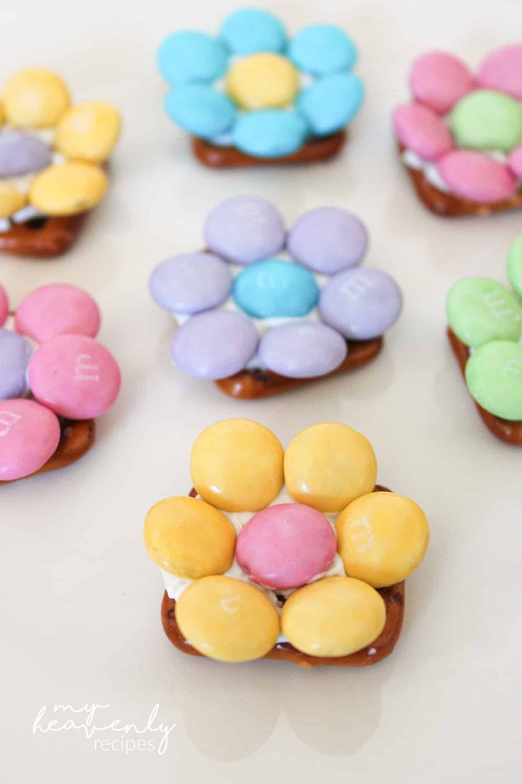 there are many small cookies that have flowers on them and chocolates in the middle