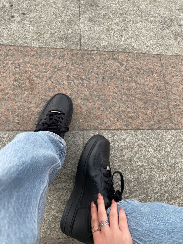 Airforce 1 Black Women, Black Air Force Aesthetic, Black Forces Aesthetic, Black Air Forces Aesthetic, Black Nike Shoes Aesthetic, Black Airforce Fits, Airforce 1 Black Outfits, Black Airforces Aesthetic, Nike Black Shoes Outfit