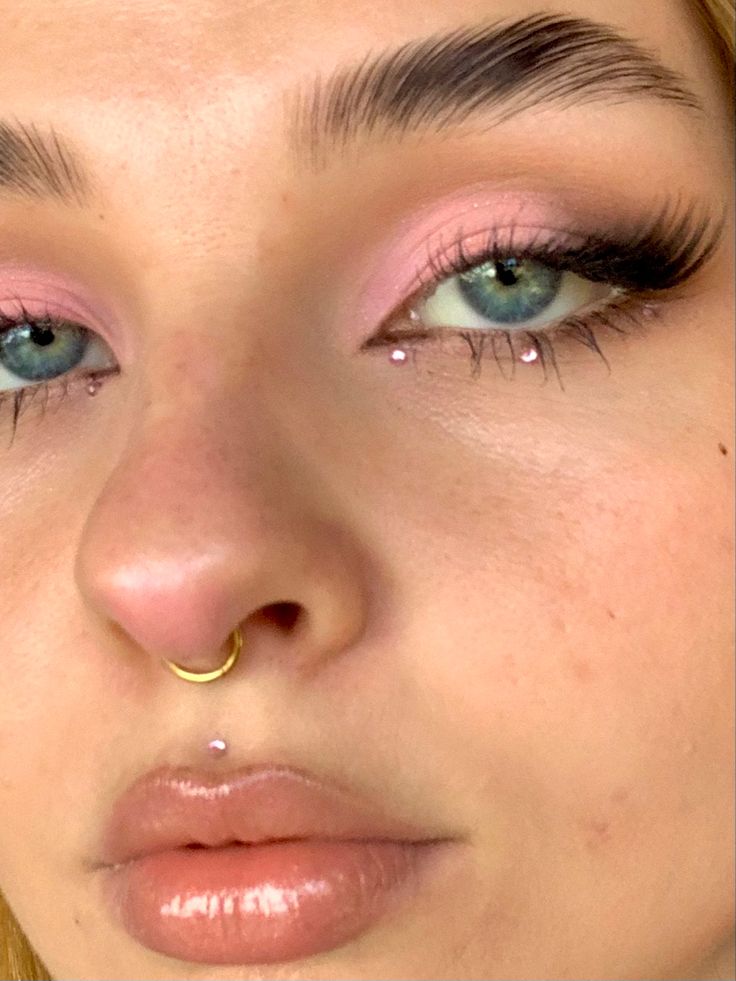 pastel pink rhinestone makeup look Pink Makeup Looks Euphoria, Cute Make Up Looks Colorful, Makeup Look Rhinestones, Pink And Rhinestone Makeup, Pastel Outfit Makeup, Pink Highlighter Makeup Look, Pink Jewel Eye Makeup, Pink Makeup Euphoria, Pink Pastel Makeup Looks