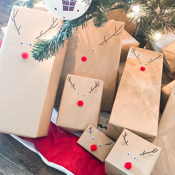 Brown packages with red Pom-Pom nose, google eyes drawn to look like a reindeer. Reindeer Wrapped Presents, Reindeer Gift Wrapping Ideas, Reindeer Wrapping Ideas, Rapping Paper, Diy Reindeer, Holiday Gift Wrapping, Reindeer Gifts, Diy Wrap, Holiday Gift Wrap