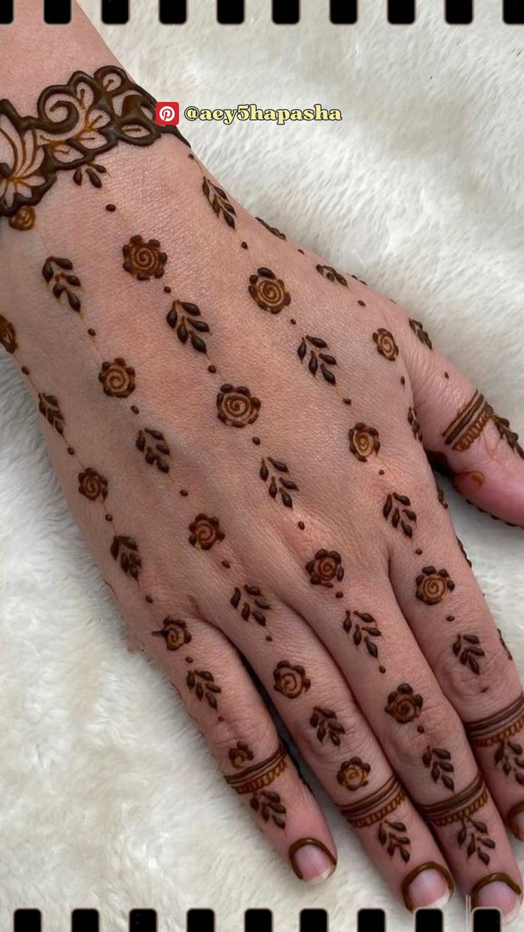 henna designs for hands and feet with flowers on the top, bottom and side