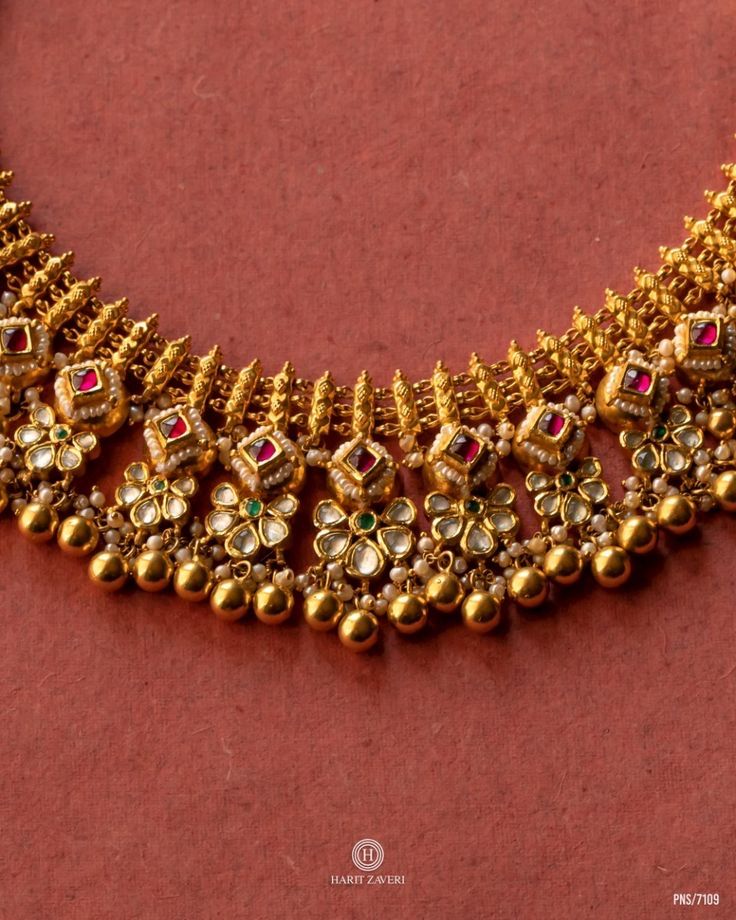 Traditional Gold Jewellery, Short Gold Necklace, Unique Gold Jewelry Designs, Neck Pieces Jewelry, Antique Necklaces Design, Antique Gold Jewelry Indian, Indian Bridal Jewelry Sets, Bridal Jewelry Vintage, Fancy Jewelry Necklace