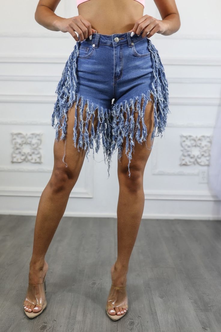 These super chic denim shorts are a must have A pair of mid rise denim shorts featuring Fringed details on hem and sides Traditional give pockets Belt loop, zip fly with a button closure High Waisted Fits true to size Model is wearing a size small 67% Cotton 32% Poly 1% Spandex Shorts With Fringe, Denim Jeans Outfit, Denim Shorts Outfit, Outfit Denim, Mid Rise Denim Shorts, Denim On Denim, Denim Chic, Shorts Outfit, Outfit Jeans