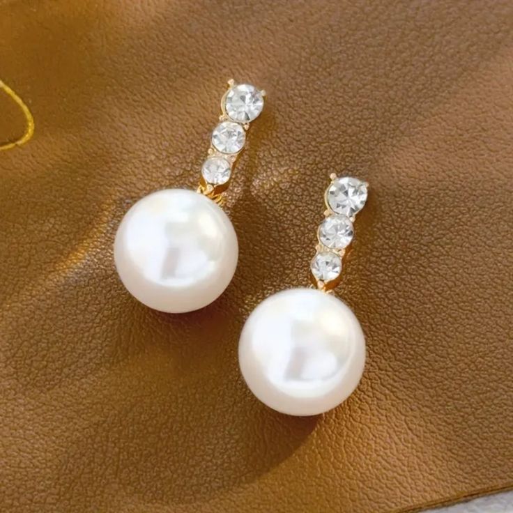 Brand New Women's Hanging Pearl Diamond Earrings 14k Gold Plated 925 Sterling Silver (Stamped) Genuine 2ct Lab Created Diamonds Real Natural Freshwater Pearls Measurements 1" Tall .5" Wide Retail Price $350 Buy With Confidence From A Top Rated Seller W/ A 99% + Rating! A0113 (Id-1707-) Classic White Earrings With Elegant Design, Classic White Bridal Earrings With Elegant Design, Fine Jewelry White Earrings With Matching Pair, White Drop Earrings For Formal Occasion, White Pearl Earrings With Diamond Accents For Anniversary, Elegant White Earrings With Diamond Accents, Classic White Gold Plated Earrings, Elegant White Earrings For Anniversary, White Plated Dangle Pearl Earrings