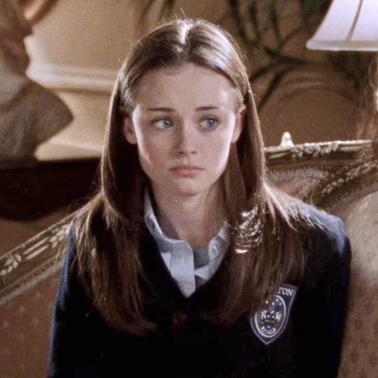 Rory Gilmore Hair, Gilmore Girl, Alexis Bledel, Lorelai Gilmore, Stars Hollow, Rory Gilmore, Autumn Aesthetic, Girl Icons, Gilmore Girls