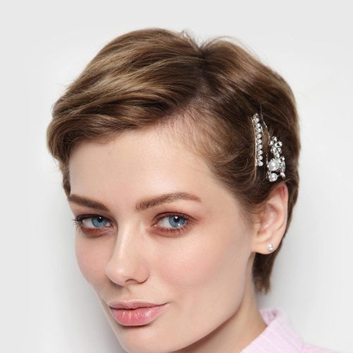 Hair Clips For Pixie Haircut, Pixie With Hair Clips, How To Style Barrettes Short Hair, Pixie Hair With Clips, Hair Clip On Short Hair, Hair Accessories For Pixie Haircut, Pixie Hair With Headband, Short Hair Clips Style Pixie, Pixie Cut Hair Accessories