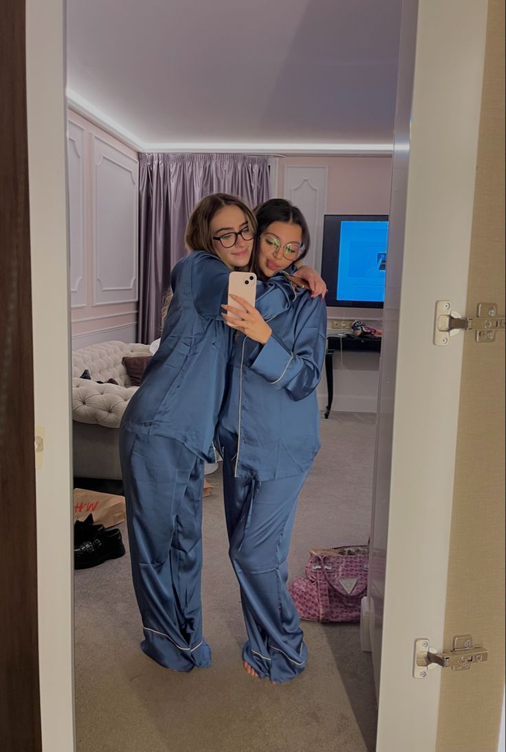 Matching Pajamas Friends Sleepover Pink, Friends Pajama Party Aesthetic, Bestie Matching Pjs, Best Friend Matching Pajamas, Matching Pajamas For Friends, Matching Bestie Pajamas, Matching Silk Pajamas Friends, Bff Matching Pjs, Sleepover Matching Pajamas