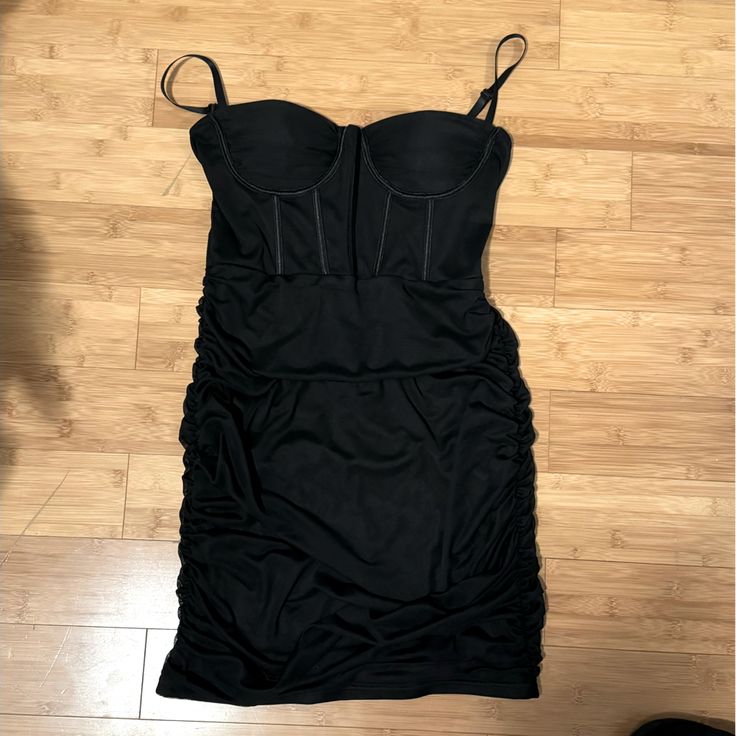 Never Worn Black Mini Dress Black Lined Bodycon Dress, Black Sleeveless Lined Bodycon Dress, Sleeveless Lined Black Bodycon Dress, Sleeveless Black Lined Bodycon Dress, Black Bodycon Mini Dress With Ruched Detail, Black Bodycon Mini Dress For Going Out, Black Lined Mini Dress, Black Lined Mini Length Dresses, Fitted Black Mini Dress For Going Out