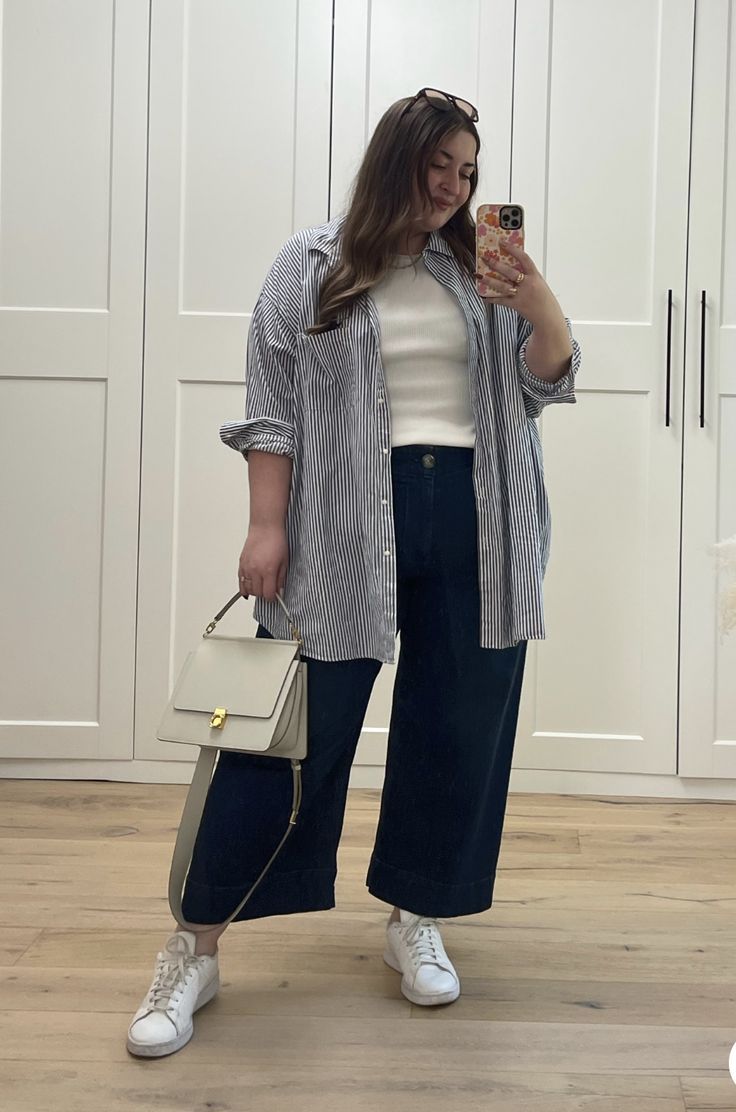 Over Size Style Outfit, Wide Leg Cropped Jeans Outfit Plus Size, Casual Outfits Big Size, T Shirt Plus Size Outfit, Oversize Striped Shirt Outfits, Oversized Shirt Plus Size Outfit, How To Style Oversized Shirt Plus Size, Plus Size Striped Shirt Outfit, Plus Size Ootd Casual