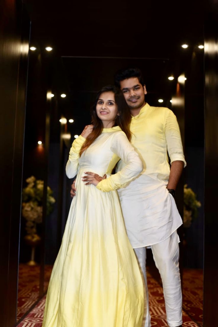 Couple Dress For Haldi Function, Indian Couple Outfits Matching, Kurta For Haldi Function Men, Couple Dress Matching Indian Wedding, Couple Twinning Outfits Indian, Couple Dress Matching Indian, Formal Couple Outfits, Couple Outfit Goals, Couple Dress Matching