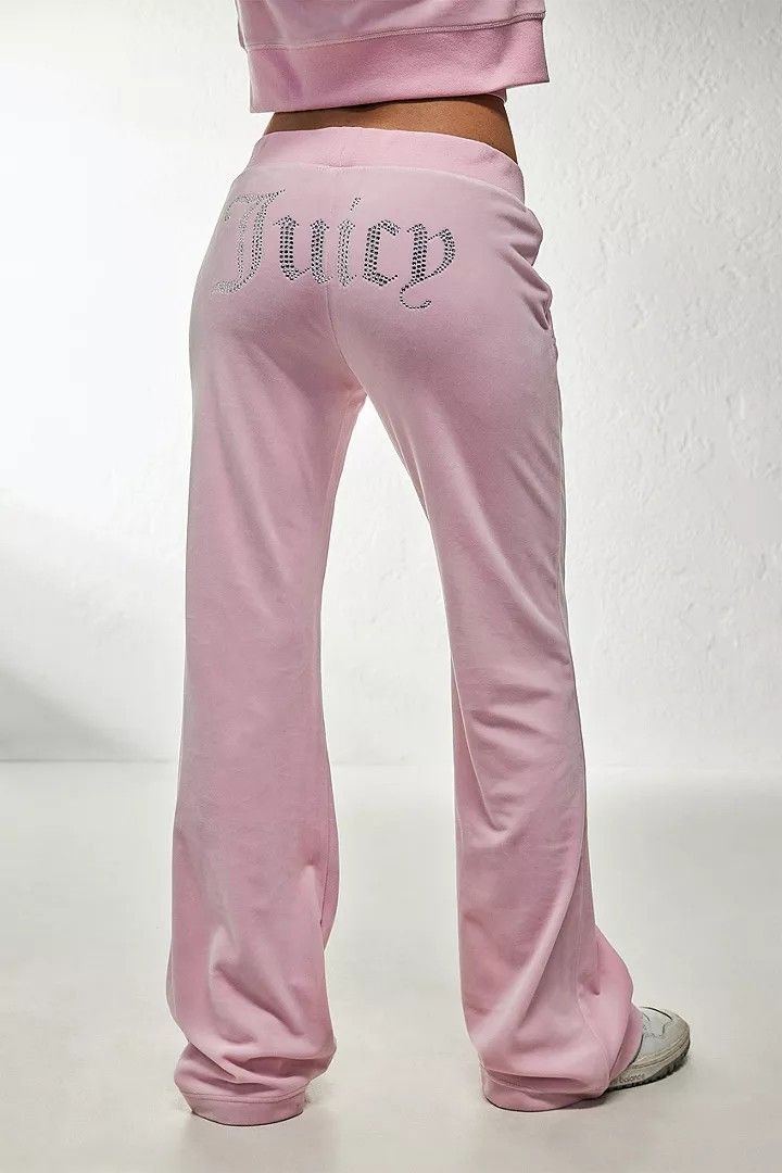 Pink Juicy Couture Track Suit, Juicy Couture Pink Tracksuit, Flares Outfit, Juicy Couture Track Suit, Pink Tracksuit, 2000s Girl, Pink Sweats, Juicy Couture Pants, Pink Joggers