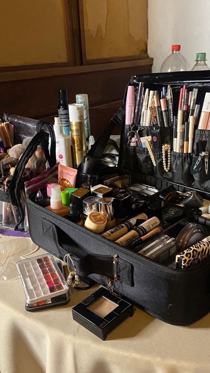 Dollar Store Makeup, Makeup Artist Career, Makeup Artist Bag, Evening Eye Makeup, Makeup Collection Goals, Beauty Careers, Alat Makeup, Makeup Artist Kit, Makeup Is Life