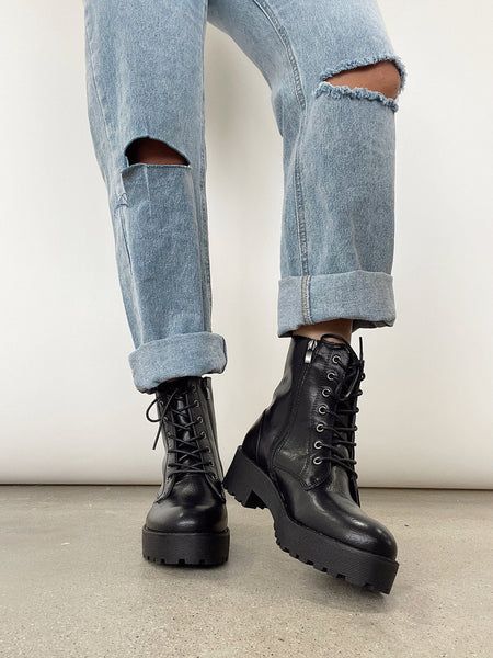 Black Lace Up Boots Outfit, Combat Boots Winter Outfit, Combat Boots Aesthetic, Styling Chunky Boots, Biker Cowgirl, Cowgirl Grunge, Jeans And Combat Boots, Combat Boot Outfits, Combat Boot Outfit