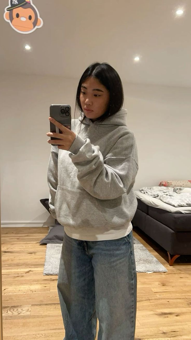 Outfit Inspo Blue Baggy Jeans, Grey Hoodie With Jeans, Styling Oversized Hoodies, Streetwear Outfit Ideas For Women, Boyfriends Hoodie Outfit, How To Style Grey Sweatshirt, Baggy Jeans Outfit Woman, Grey Oversized Hoodie Outfit, How To Style A Grey Hoodie