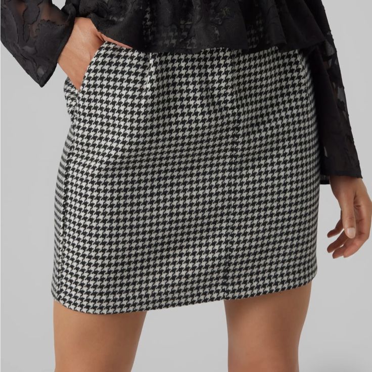 Vero Moda Harper Houndstooth Miniskirt Black And White Houndstooth Soft Polyester Fabric Size 4 Zipper And Clasp Enclosure New With Tags Short Pollera, Houndstooth Skirt, Black Week, White Houndstooth, Rock Shirts, Cold Season, Long Boots, Short Skirt, Hot Summer