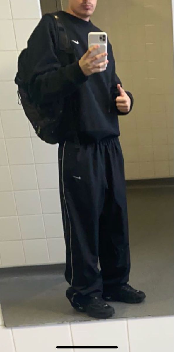 Nike Hoodie Men Outfit, Nike Trackpants Y2k, Sweatshirt Men Aesthetic, Oversized Track Pants Outfit, Nike Nrg Pants, Vintage Nike Pants Outfit, Vintage Nike Joggers, Nike Track Pants Vintage, Trackpants Streetstyle Men