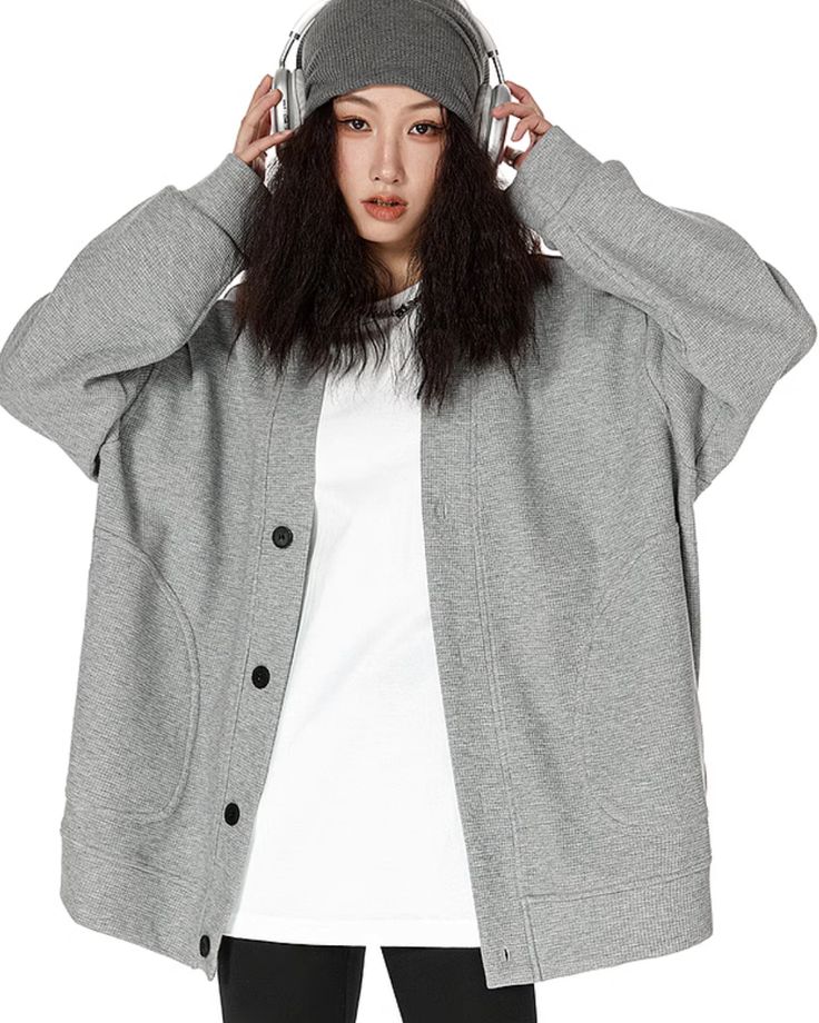 A knit cardigan with drop shoulders and an oversized silhouette that can be worn loosely.

A piece that is easy to match with any style, including
American casual, street, and casual.

The basic color makes it easy to match with any style of coordination.

◾️Model
Height/Weight: 167cm(65.7in)/40kg(88.1lb)
Try-on size: M






Cm
(inches)

Length
Chest
Shoulder
Sleeve Length


M
68(26.7)
128(50.3)
58(22.8)
56(22.0)


L
70(27.5)
132(51.9)
60(23.6)
57(22.4)


XL
72(28.3)
136(53.5)
62(24.4)
58(22.8 Casual Sweatshirt For Fall Layering, Casual Fall Sweatshirt For Layering, Trendy Oversized Button-up Cardigan, Oversized Gray Winter Cardigan, Oversized Gray Sweater In Solid Color, Oversized Gray Solid Color Sweater, Oversized Gray Sweater Solid Color, Urban Style Long Sleeve Solid Sweater, Oversized Drop Shoulder Layering Sweater