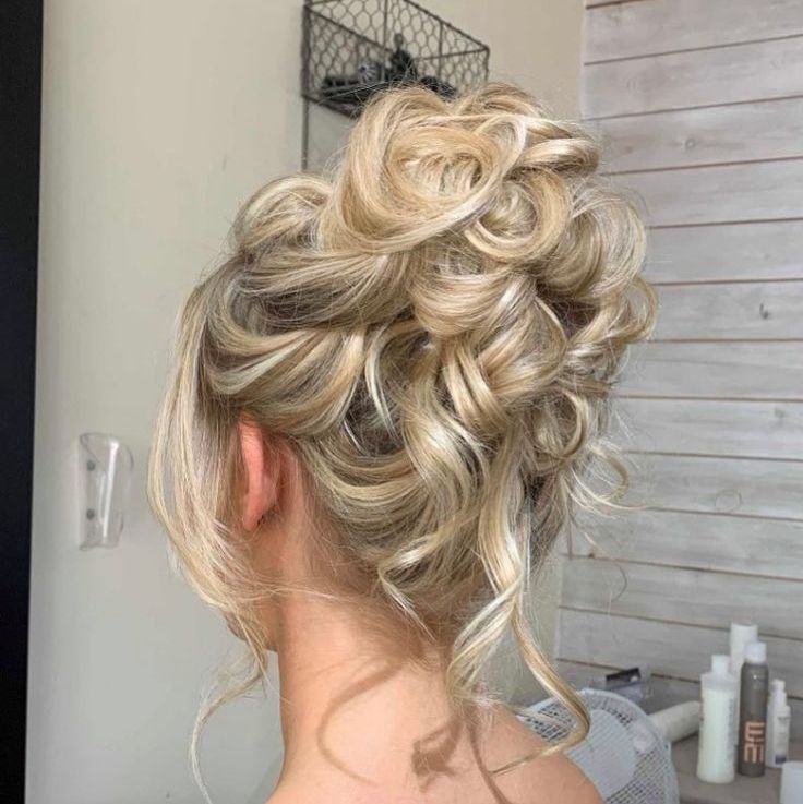 Styling Thick Hair, Bun Look, Perfect Messy Bun, Messy Ponytail, Ponytail Hair Extensions, Hair Stylies, Ponytail Hair, Natural Hair Color, Aesthetic Hair